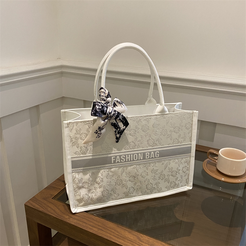 Embroidery On Leather - กระเป๋าโท้ทผู้หญิงสุดหรู ดีไซน์ลายปักดอกไม้ หนัง PU พร้อมผ้าพันคอ สำหรับเดินทางและช้อปปิ้ง