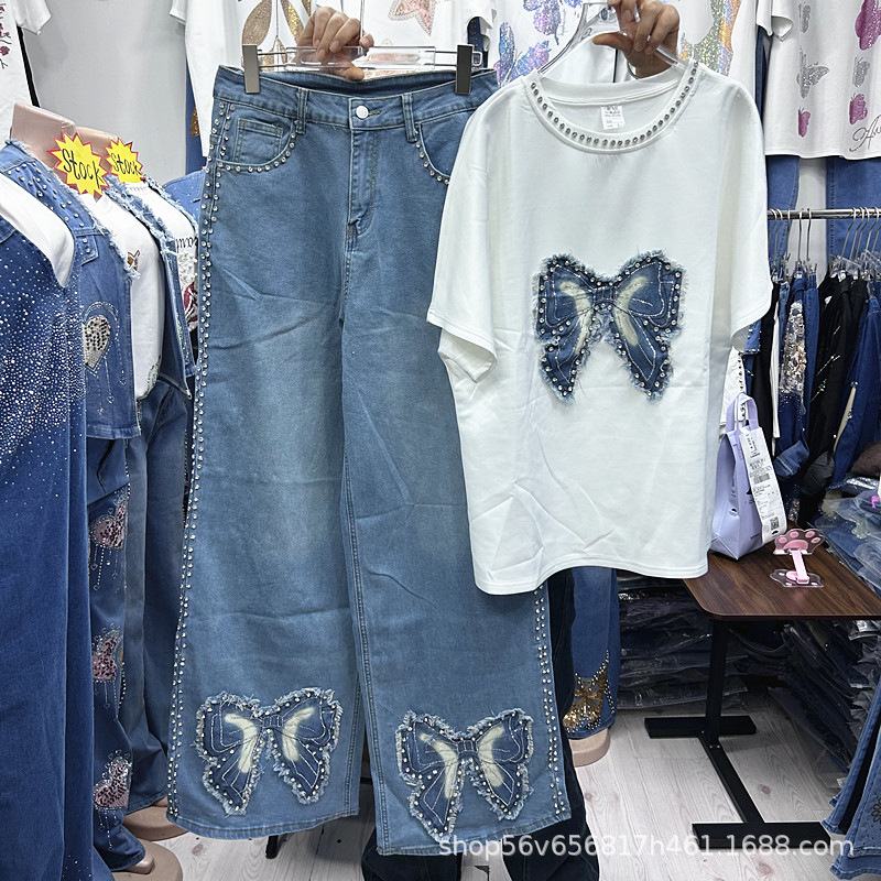 Embroidery Jeans - ชุดเซ็ตสองชิ้นสำหรับผู้หญิง สไตล์หลวมๆ สำหรับฤดูใบไม้ผลิและฤดูร้อน ลายปักผีเสื้อ เสื้อยืดแขนสั้นสีขาว +